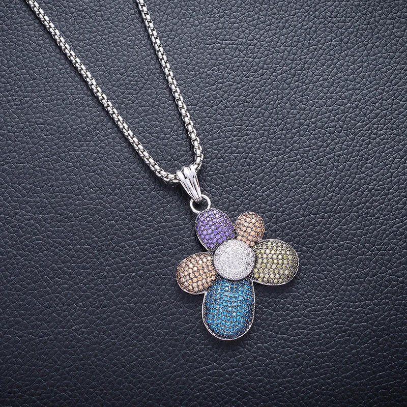 

Hip Hop Iced Out 5 color lucky petals Pendants Necklace Full Zircon Rapper Middle Rock And Roll Shape Jewelry For Freedom
