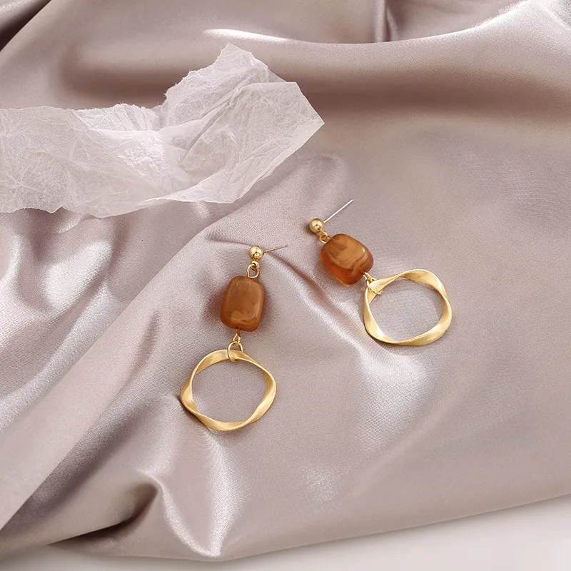 

Fashion Vintage Temperament Metal Round Drop Earrings Female Classic Irregular Twisted Circle Dangle Earring for Women Jewelry