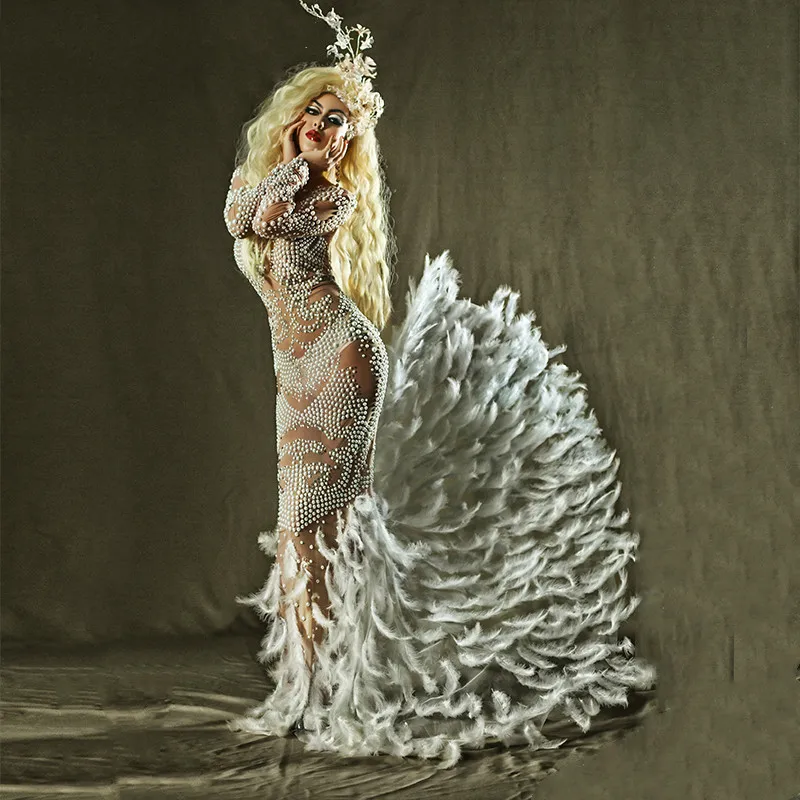 Vrouwen Sexy Stage Netto Bling Trompet Dress Sparkly Crystal Parel Witte Veer Staart Tonen Nachtclub Party Verjaardag Zanger Jurk Vrouwen Sexy Stage Netto Bling Trompet Dress Sparkly Crystal Parel Witte Veer Staart Tonen Nachtclub Party Verjaardag Zanger Jurk