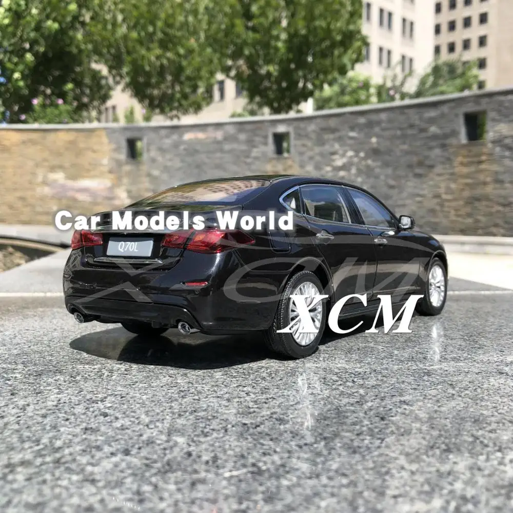 Литая под давлением модель автомобиля для Q70L 1:18+ маленький подарок