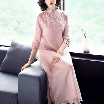 

The new dress is a Chinese style modified qipao three-dimension embroidered silk dress with seven-minute sleeves