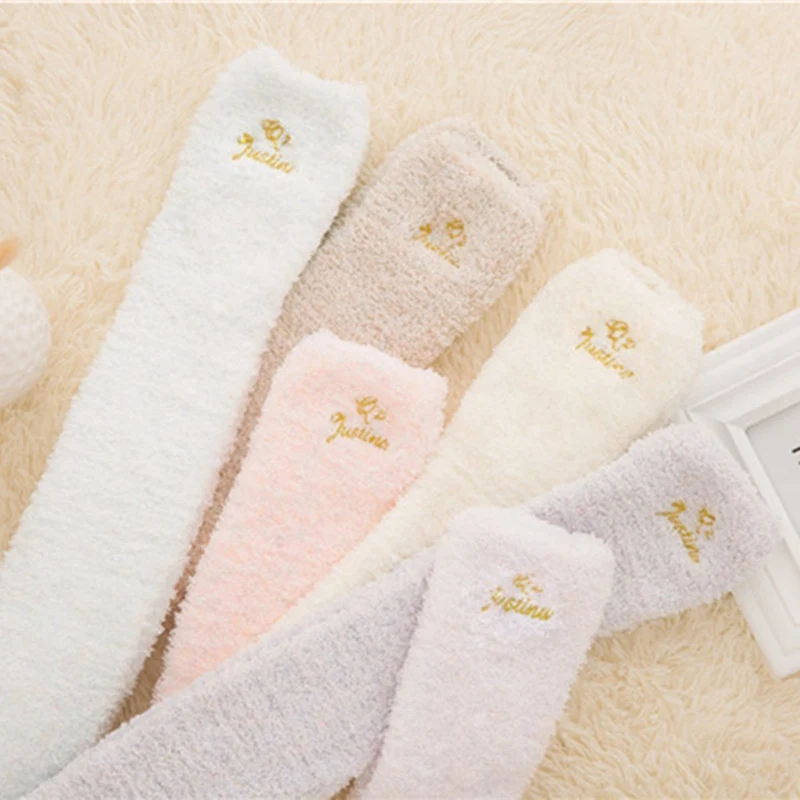 Новинка; сезон осень-зима; женские теплые однотонные длинные носки; коралловые бархатные Флисовые женские повседневные пушистые домашние носки-Тапочки