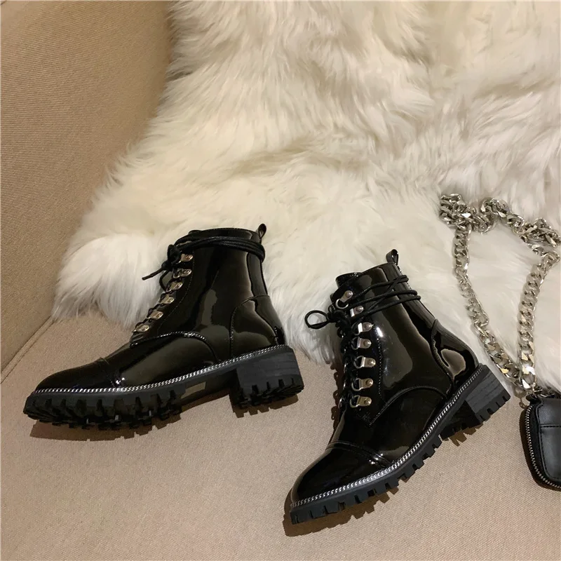 Женские резиновые ботинки; обувь в стиле рок; женские ботинки на низком каблуке со шнуровкой; роскошные дизайнерские ботинки с заклепками и круглым носком; женские резиновые ботинки Martin
