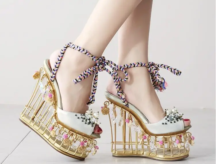 Женские босоножки на платформе с открытым носком и жемчужинами; Босоножки на платформе со шнуровкой; милая обувь с 3d-цветочным принтом и железной сеткой