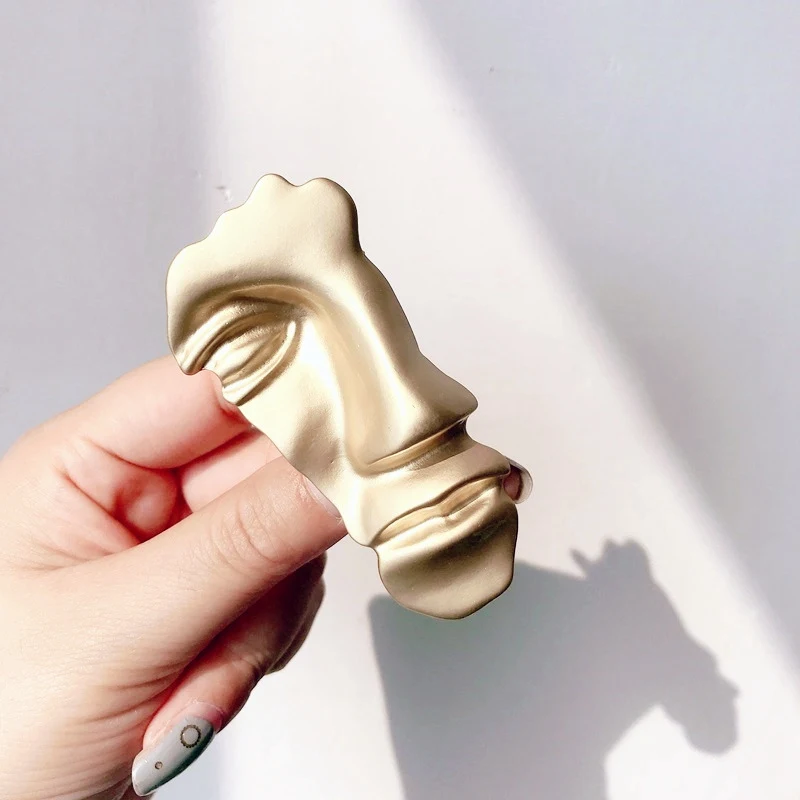 

2019 Exaggerated Brooches for Women Gold Color Metal Western Accessories Hijab Pins Half Human Face Brooches Personality Broche
