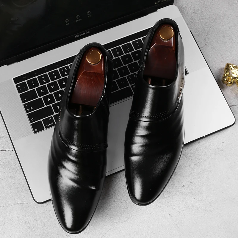 Newest Business Men Oxfords Shoes Set of Feet Black Brown Male Office Wedding Pointed Men's Leather Shoes Men Wedding