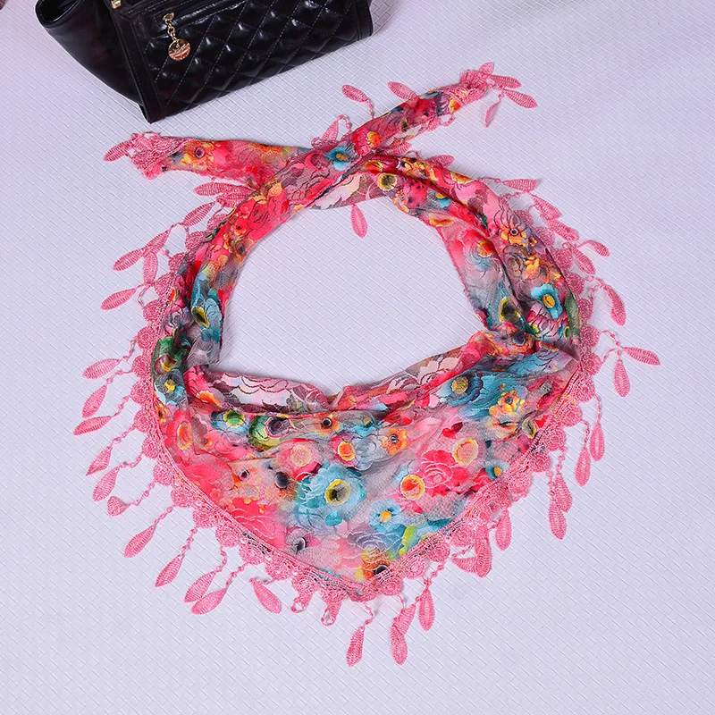 New-Summer-lace-triangle-scarf-Korean-version-of-the-new-lady-hollow-embroidery-fringed-screen-shawl (4)