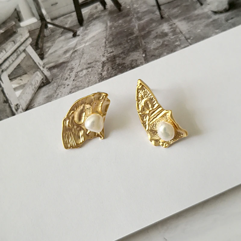 Peri'sBox матовые Позолоченные асимметричные серьги-гвоздики текстурированные необычные серьги подлинные пресноводные жемчужные серьги для женщин