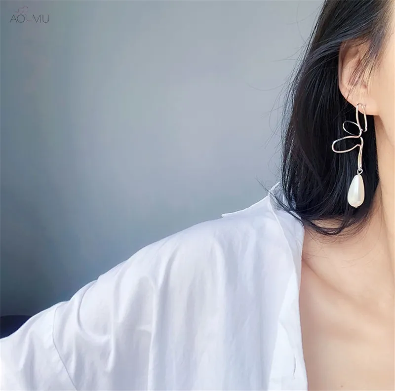 

AOMU New Design Personality Asymmetrical Geometric 3D Flower Pearl Metal Line Drop Earrings for Women Gifts Party Jewelry