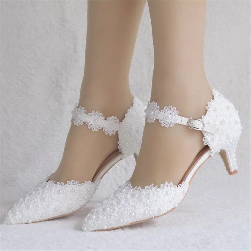 Sandalias en punta con perlas de encaje blanco para mujer, zapatos de tacón bajo de 5cm, talla grande, para boda, tacones altos