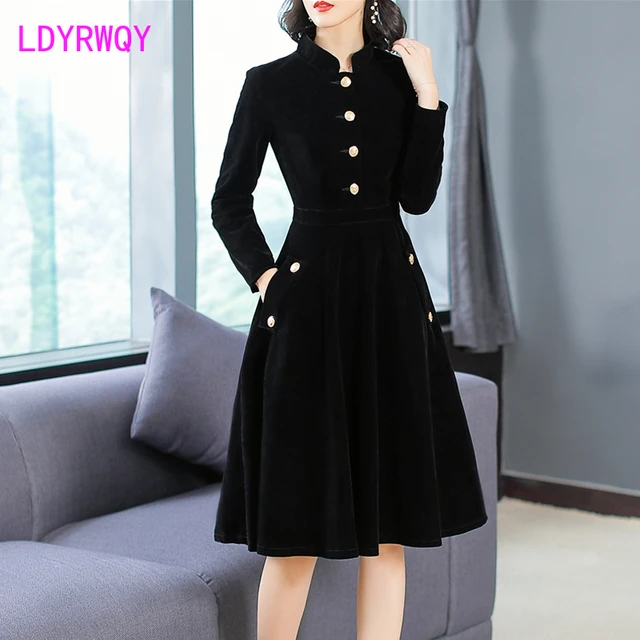 2021 new autumn and winter women's European and American Hepburn style black thin retro collar velvet dress 1