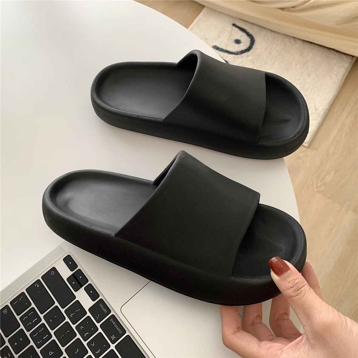 2021New couple fashion adult sandals non-slip thick-soled indoor slippers men's flip flops home sleeping shoes women's home flip flop house slippers	 House Slippers