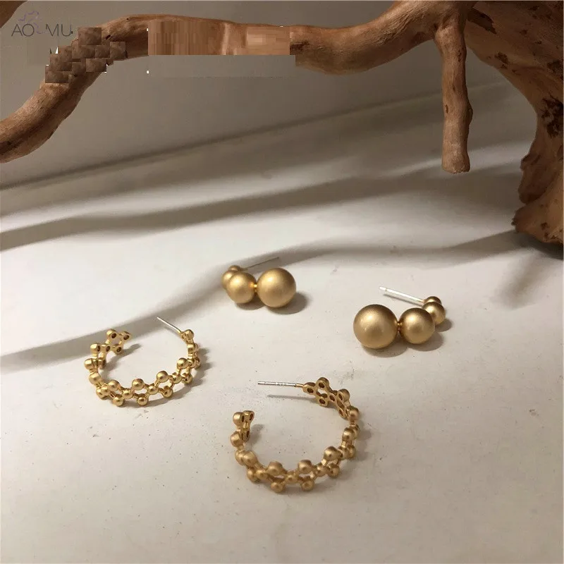 

AOMU Prevent Allergy Exaggerated Multi-Size Metal Ball C-Shaped Matte Metal Gold Stud Earrings for Women Gifts Party Jewelry