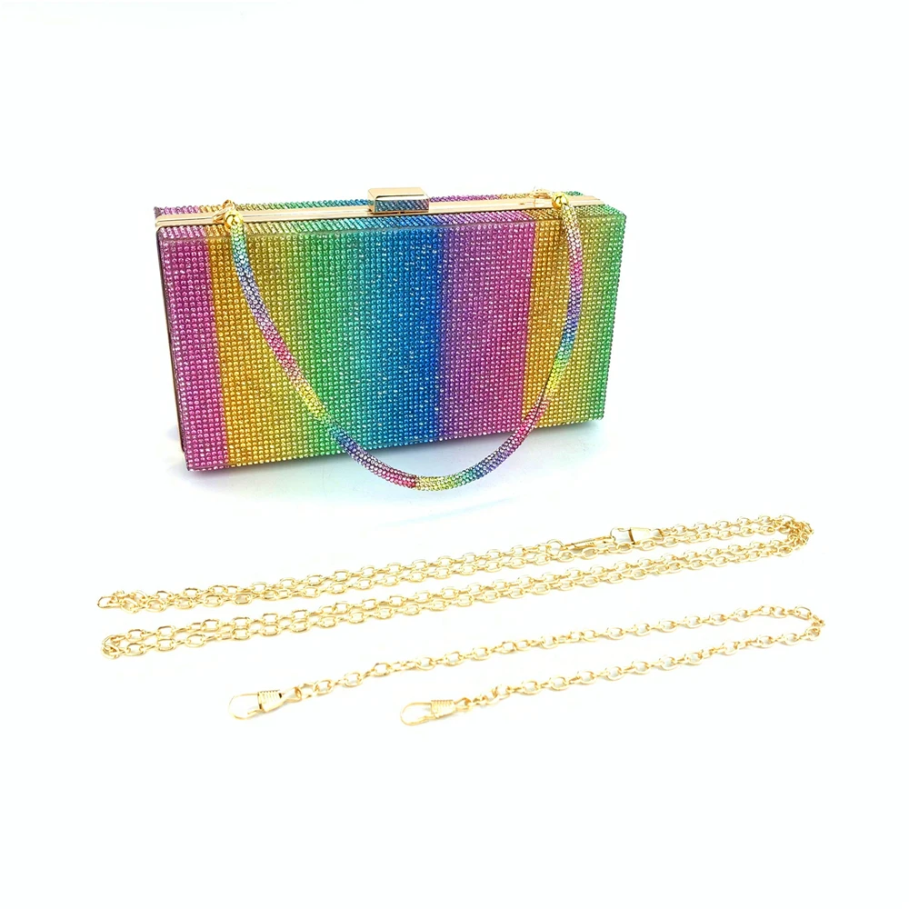 Vorderansicht der rechteckigen Regenbogen-Abendtasche Luxy Moon mit verschiedenen Griffen