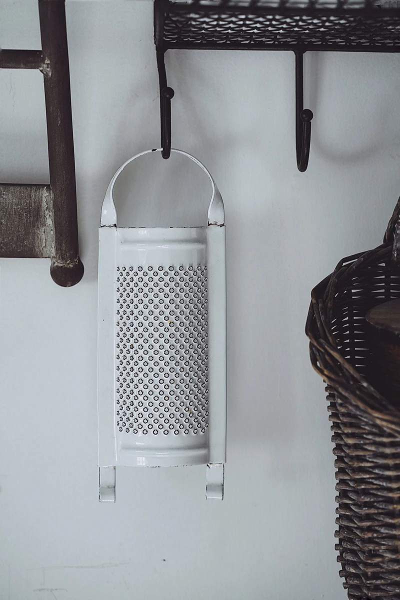 

Старинная белая антикварная эмалированная терка для сыра, примитивная сельская местность