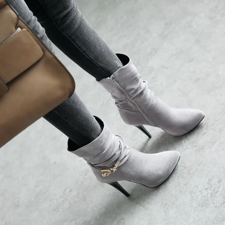 Пикантные женские ботинки с металлическим украшением; однотонные ботильоны из флока; сезон осень-зима; женская обувь на платформе; ботинки на высоком каблуке; MAZIAO