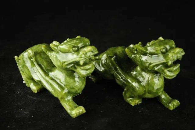 Jade chino tallado un kirin fu feng shui para proteger las estatuas de perros de mala suerte