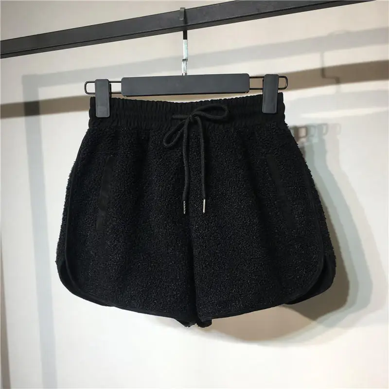 Black Shorts Короткие шорты из овечьей шерсти, женские осенние и зимние однотонные теплые короткие шорты с высокой талией, женские свободные широкие черные шорты с карманами Q2109 - Цвет: Black Shorts