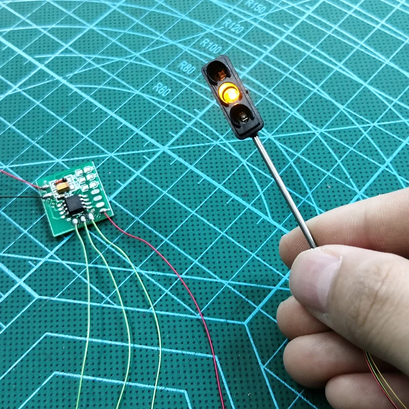2 PCS HO Scale Model Traffic Lights Operating Pole Mount Overhead Traffic Lights with Controller Train 4