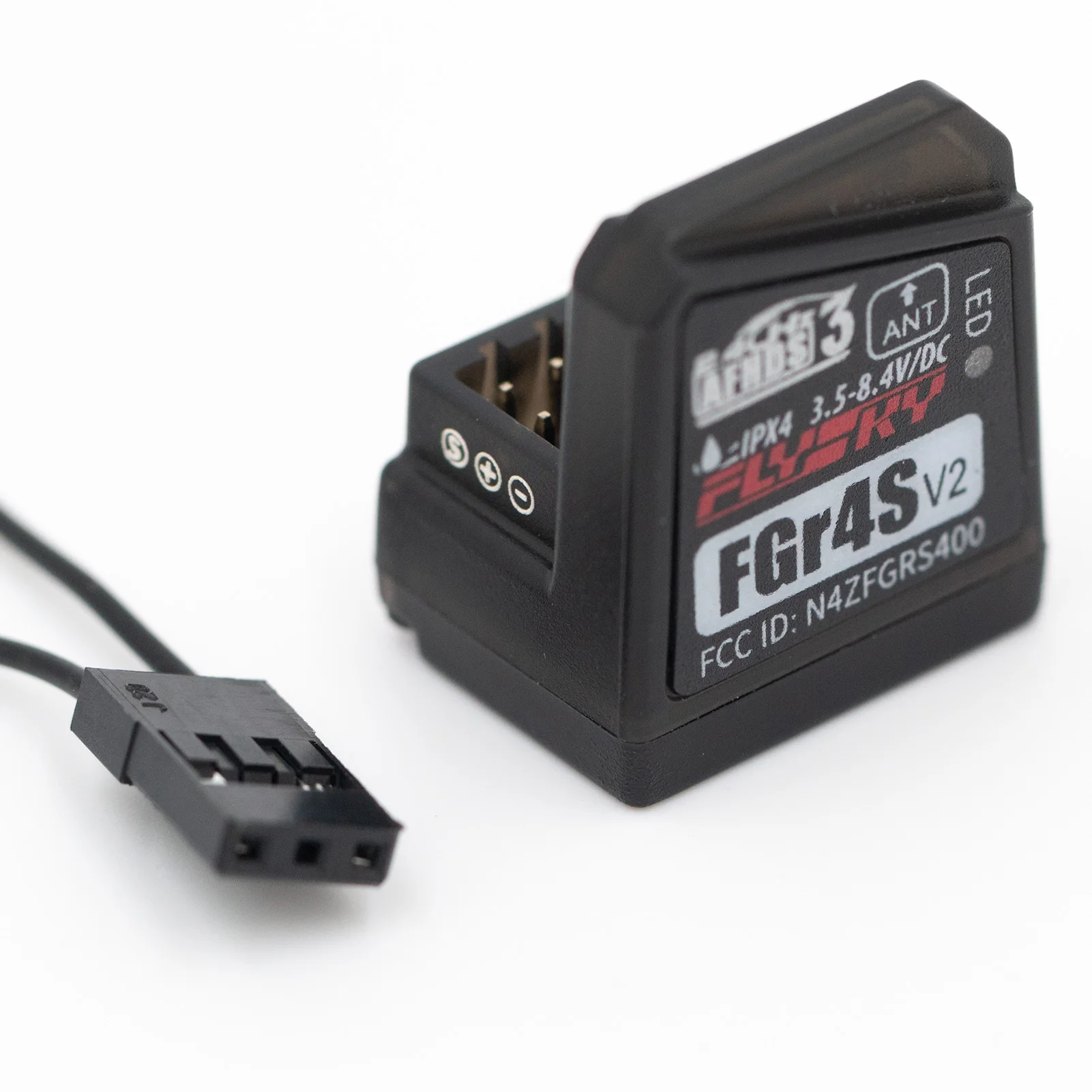 Détail du boîtier du récepteur FlySky FGr4S AFHDS3 avec étiquette et ports de liaison