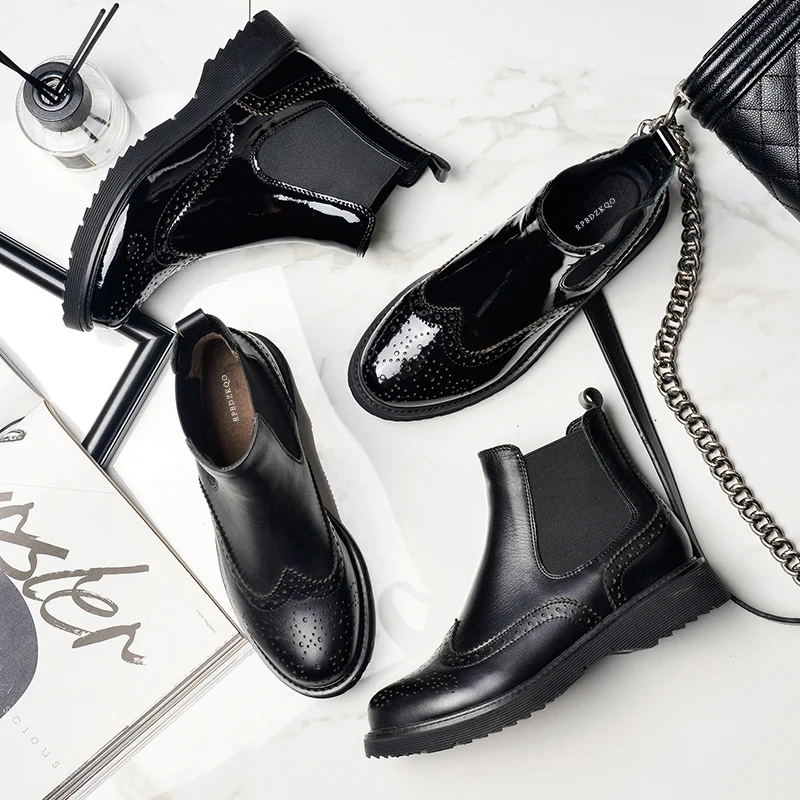 Ботинки с перфорацией типа «броги» в британском стиле; черные женские ботильоны в стиле милитари; коллекция года; обувь с круглым носком; обувь «Челси»; большие размеры 34; лакированная кожа; мех