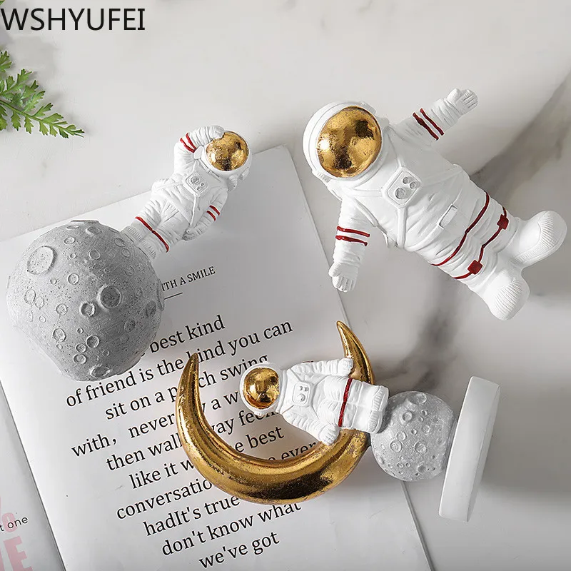 

New style Interstellar through astronaut spaceman model ornaments Desk creative decorations Home crafts ornaments WSHYUFEI