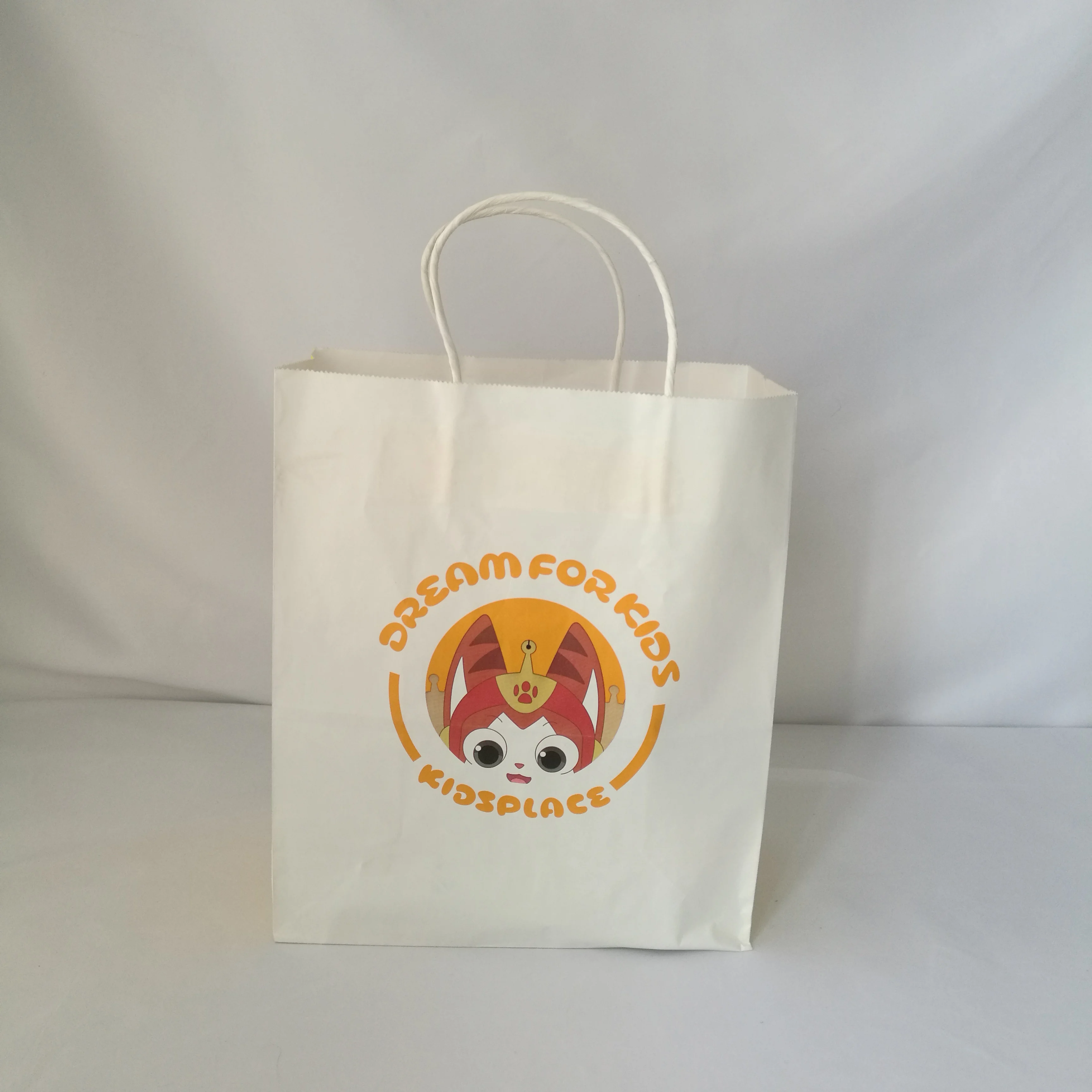 Оптовые продажи 1000 шт/партия Китай изготовленный на заказ Печать дешевая хозяйственная переработанная белая Крафтовая бумага бумажный мешок для продуктов одежды подарок