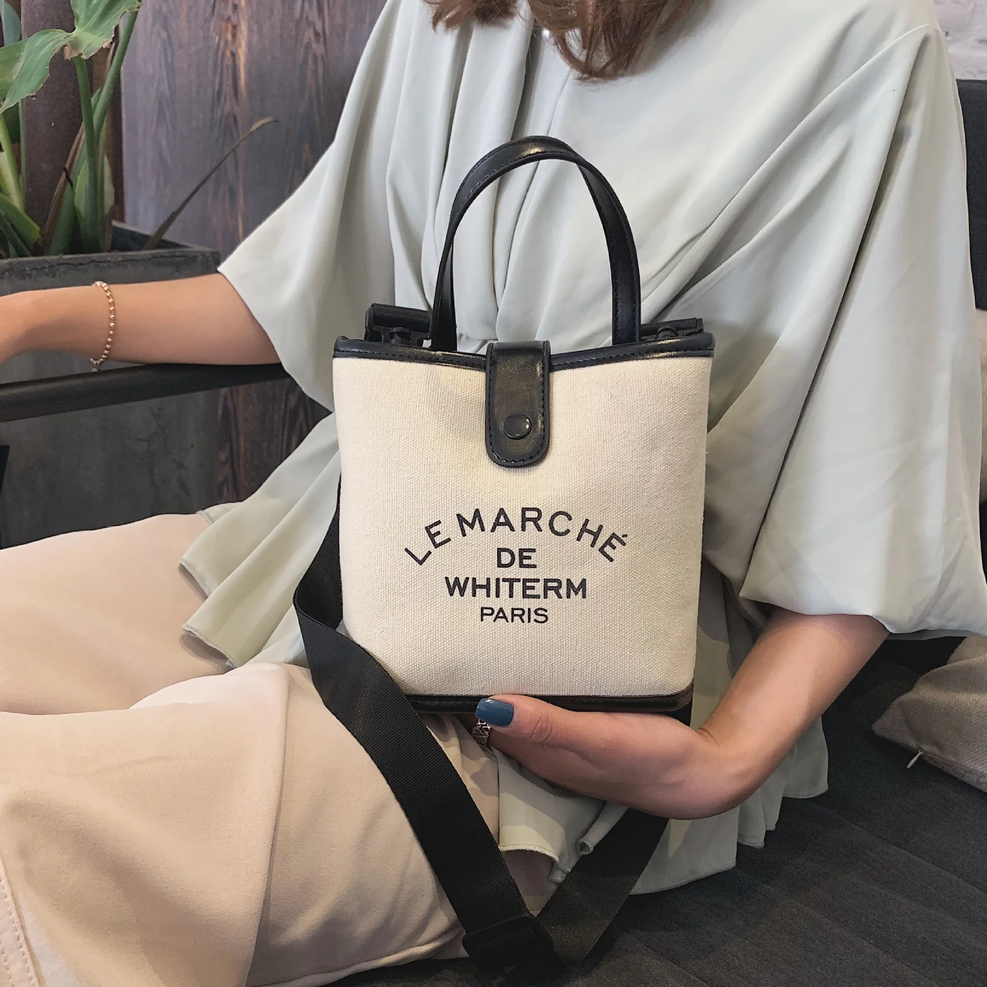 

The new Korean version of the retro bucket bag ins wide shoulder strap letter single shoulder slanting Bag Girl