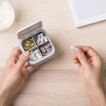 

1pcs Portable Pill Case Four Grid Compartment Travel Pill Box Organizer Medicine Tablet Dispenser Organizer Pill Box Splitters