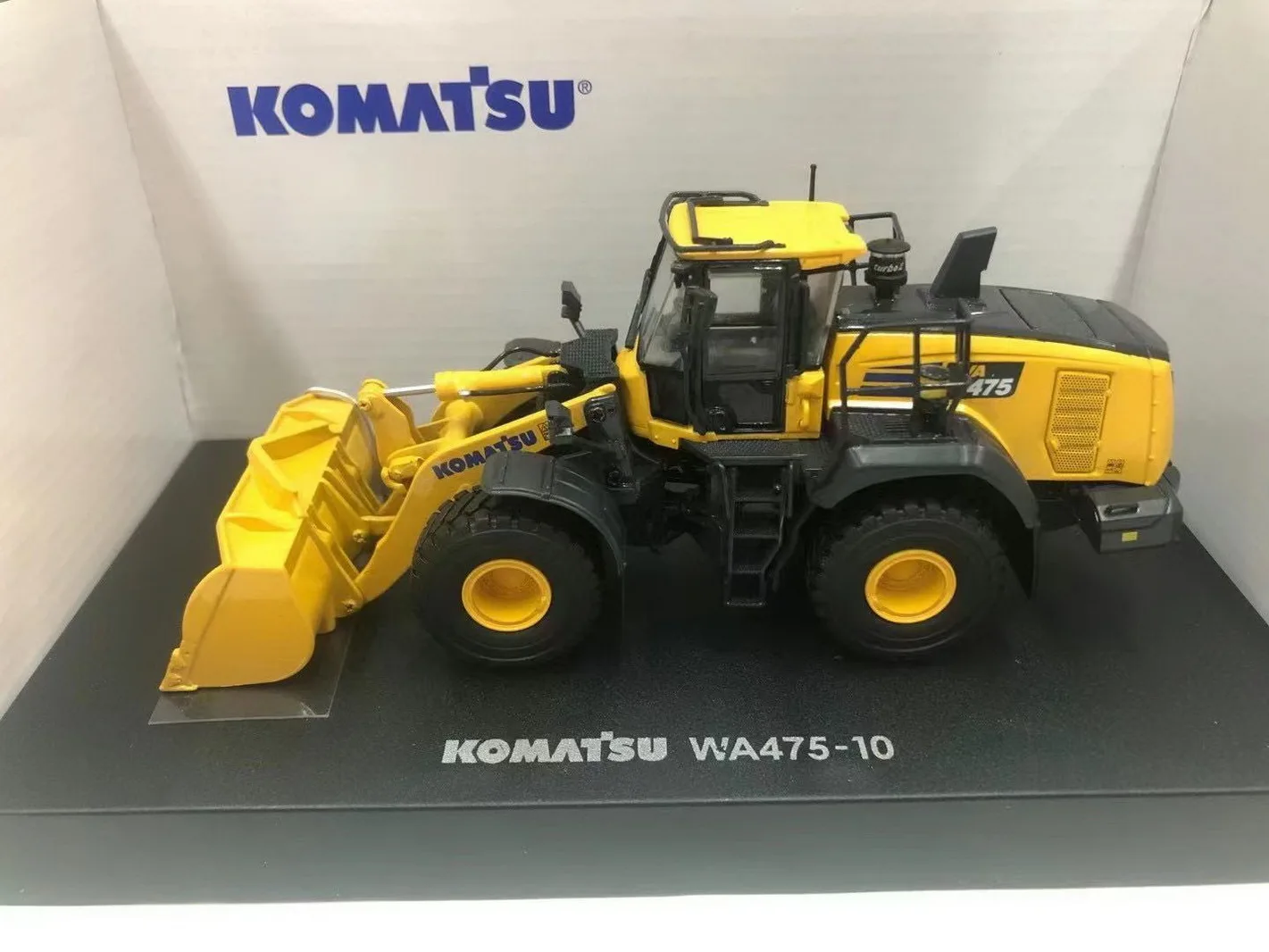 

Universal Hobbies 1/50 Komatsu WA475-10 Wheel Loader DieCast Model Toy UH8146