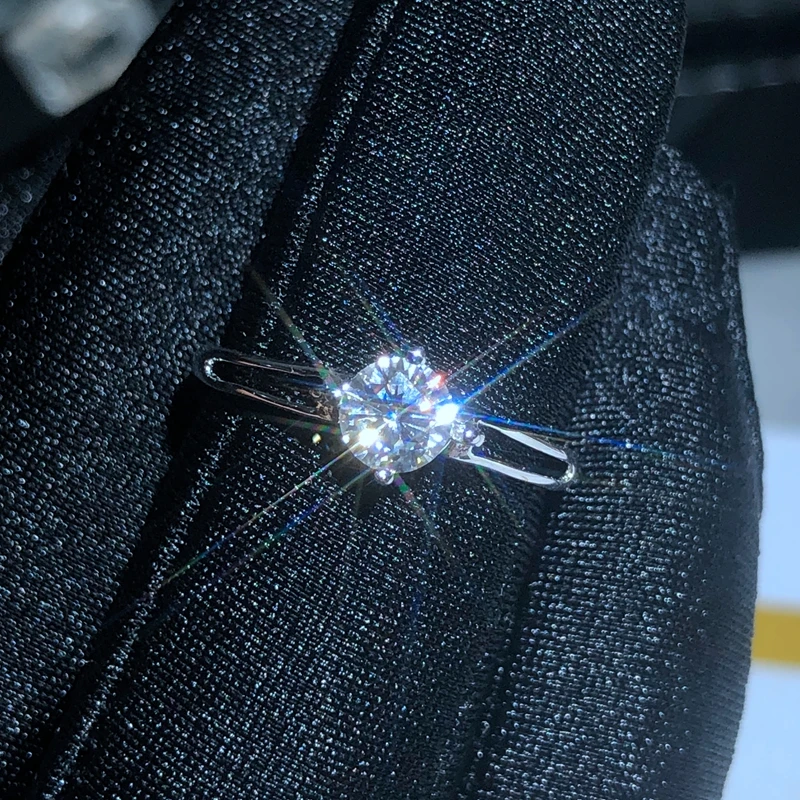 

Moissanite классический стиль, драгоценные камни высокой плотности, сравнимые с бриллиантами. 0,5 карат. 925 Настоящее серебро