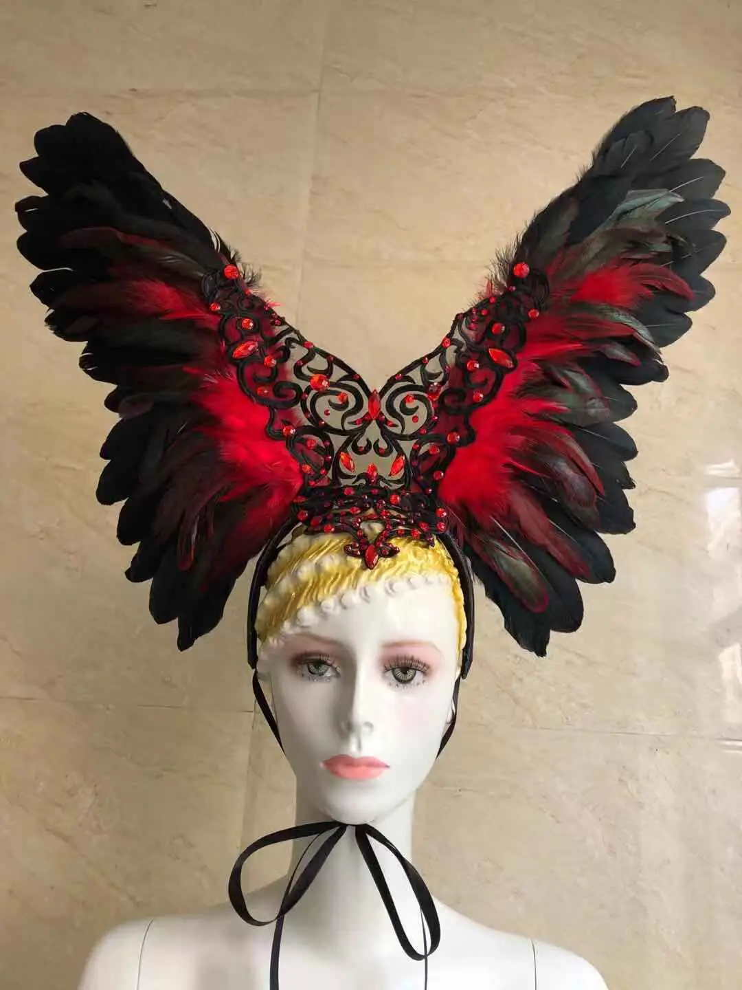 Lo spottacolo di danza copricapo di piume di accessori di abbigliamento La FESTA La Maschera IL Festival Пасхальная шляпа на Хэллоуин