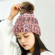 Женская Зимняя кепка с наполнителем, вязаная шапка с толстыми складками, теплые шапочки, наружные наушники, помпоны, вязаная шапка, мяч, Skullies