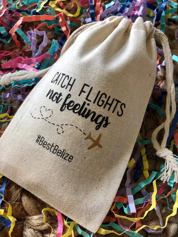 Set-of-10-personalize-any-text-Catch-Flights-Not-Feelings-Girls-Trip-Survival-Kit-Bags-Custom.jpg 10 -Es Készlet, Személyre Szabhatja A Szövegeket, Nem Érzések, Lányok Utazás Túlélési Készlet Táskák / Egyedi Esküvői Muszlin Pamut Fős - Image 2