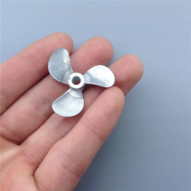 Диаметр отверстия 4 мм. Сплав цинка трехлопастной пропеллер литье полностью