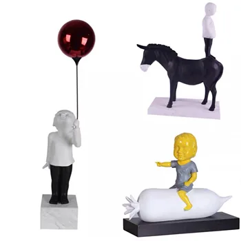 

Simple modern European style with a red balloon boy like a sculpture model house sales office soft decorations