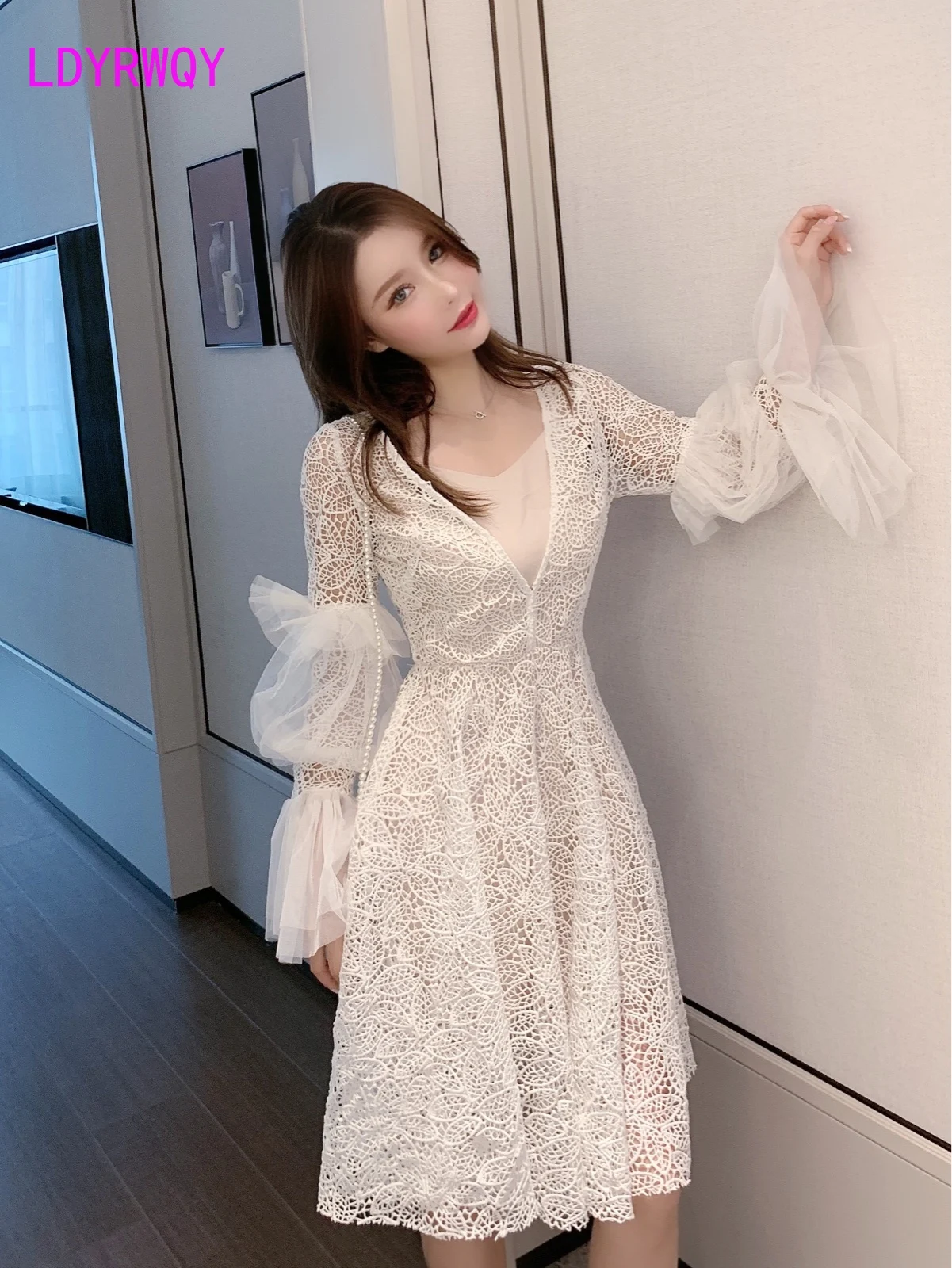 

2019 early autumn Korean version of the new water soluble lace stitching mesh dress