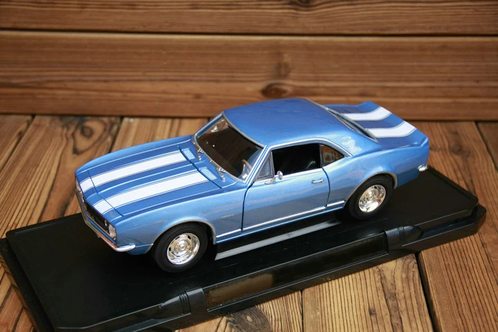 Изысканная 1:18 1967 классическая модель автомобиля голубовато-белый сплав Коллекционная модель двери можно открыть