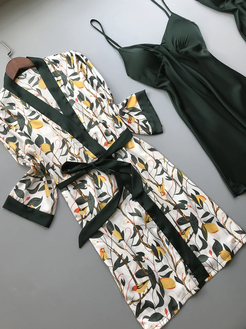 Весна осень женские шелковые пижамы наборы с нагрудными подушечками цветочный принт пижамы 4 шт Спагетти ремень атласные пижамы
