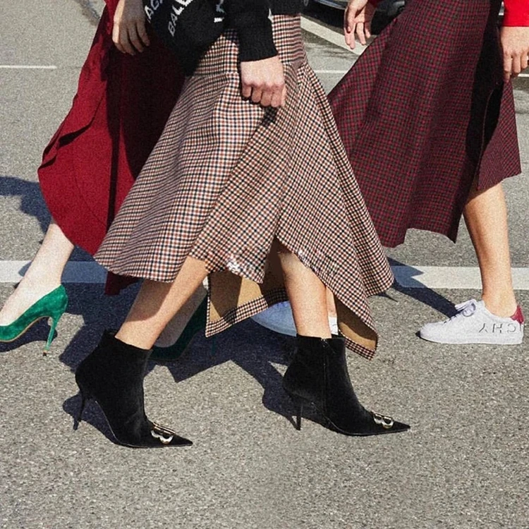 Модные дизайнерские ботинки; женские ботинки с острым носком на высоком каблуке; женская обувь; сезон осень-зима; женские полусапожки из флока