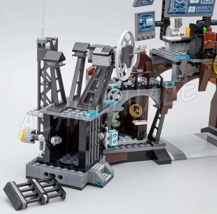 1071pcs Super heroes Batcave Clayface Invasion Bat-Tank Batcomputer 11353 Model Building Blocks Gif