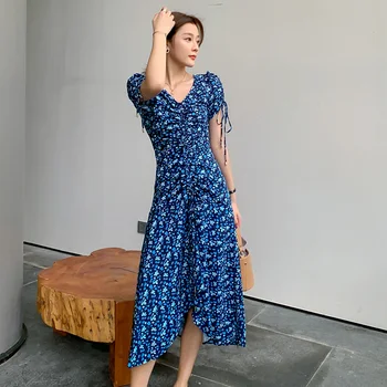 

Blogger niche in France with printed smoke plait v-neck irregular skirt waist show thin dress