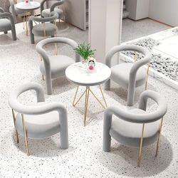 Table basse et 4 chaises simples, ensembles de meubles ronds et souples de style nordique, de luxe léger, avec des tabourets géométriques et des courbes personnalisables 