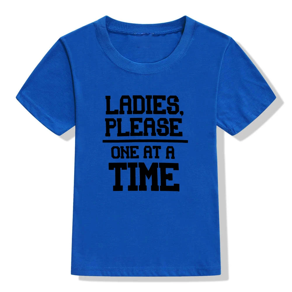 Детская футболка с надписью «Ladies Please One At A Time» рубашка для мальчиков повседневная детская одежда для малышей Забавные футболки, модная детская футболка, Прямая поставка - Color: H461-KSTBU-
