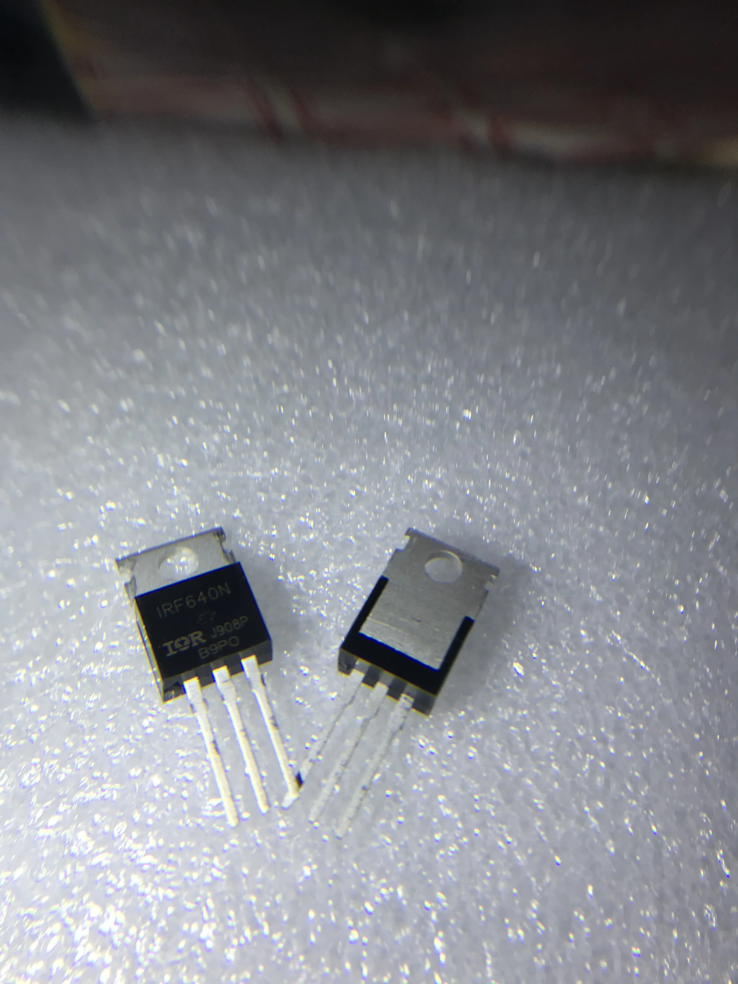 100 шт. IRF640N IRF640 IRF640NPBF Мощность MOSFET MOSFT 200V 18A 150 МОМ 44.7nC-220 новый оригинальный |