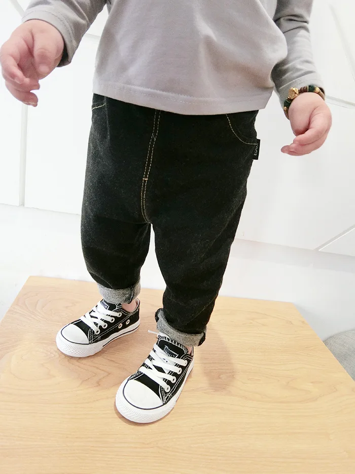 Новинка; сезон весна-осень; стильная одежда для младенцев; потертые джинсы; повседневная одежда для малышей; узкие джинсы для мальчиков и девочек