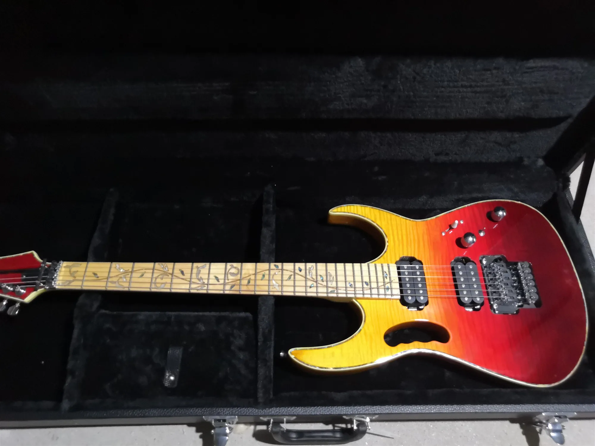 

Custom Multicolor guitar Rosewood fretboard Chrome hardware edged with colored scallops,customized!Paypal available!IB-27