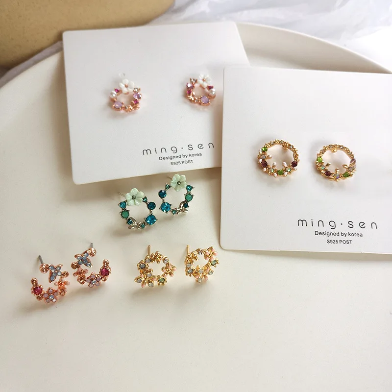 Милые корейские персональные маленькие серьги-гвоздики в виде цветка для женщин, темперамент, Простые Модные металлические женские серьги с кристаллами