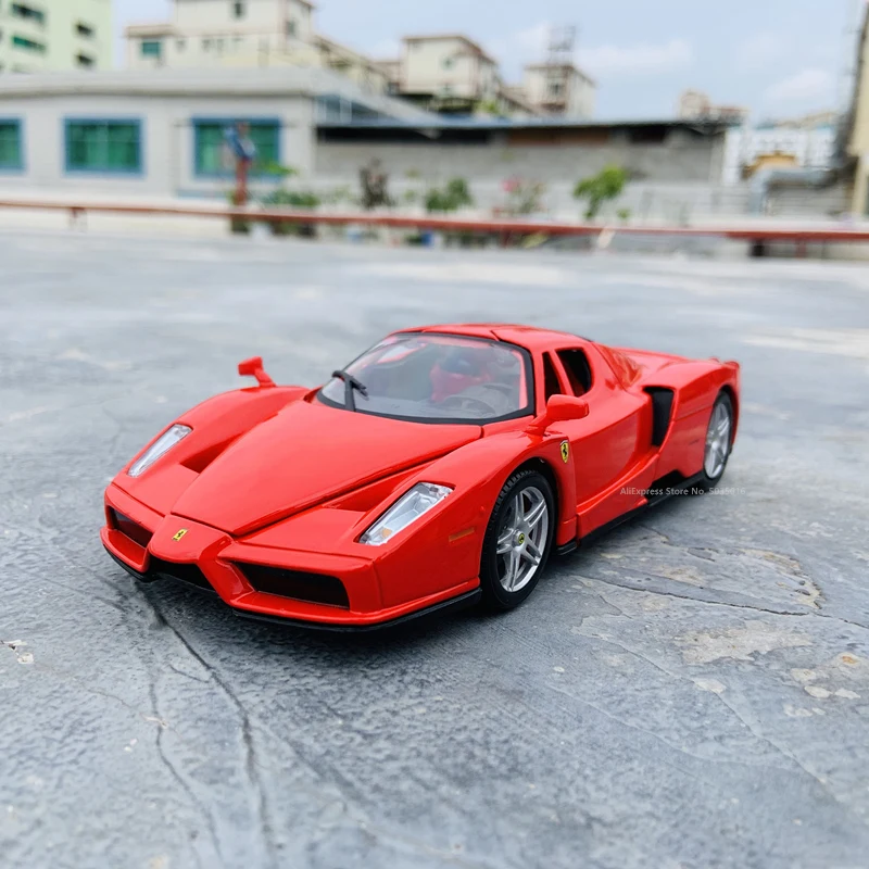 Bburago 1:24 коллекция Ferrari Enzo от производителя Авторизованная модель автомобиля из