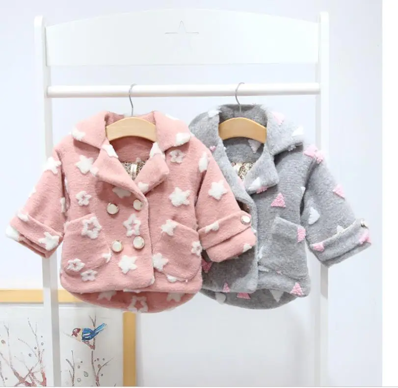 

The girl's double-breasted coat is of medium length 1